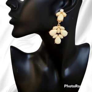 3/$30 VTG Cream Acrylic Teardrop Cluster Chandalier Flamenco Post Earrings